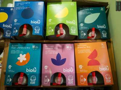 Qui i colorati dispenser di detersivi e detergenti, tutti realizzati con materiali esclusivamente vegetali...